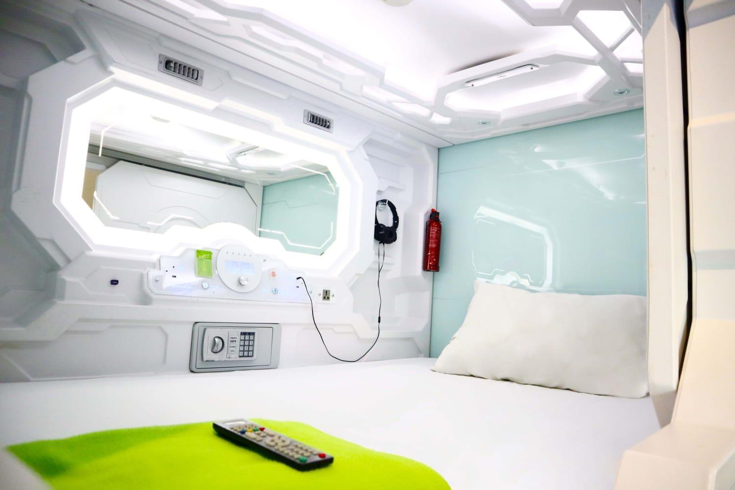 Whiz Capsule Hotel Thamrin Jakarta Eksteriør billede