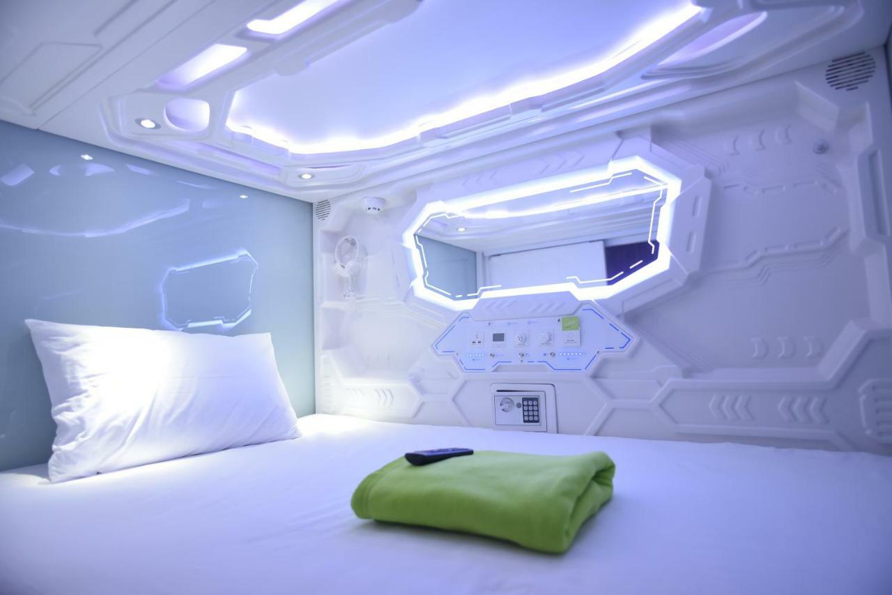 Whiz Capsule Hotel Thamrin Jakarta Eksteriør billede